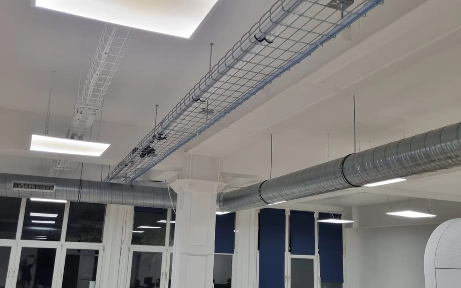 Installation CVC apparente réalisée par YPIOS dans les bureaux Damae
