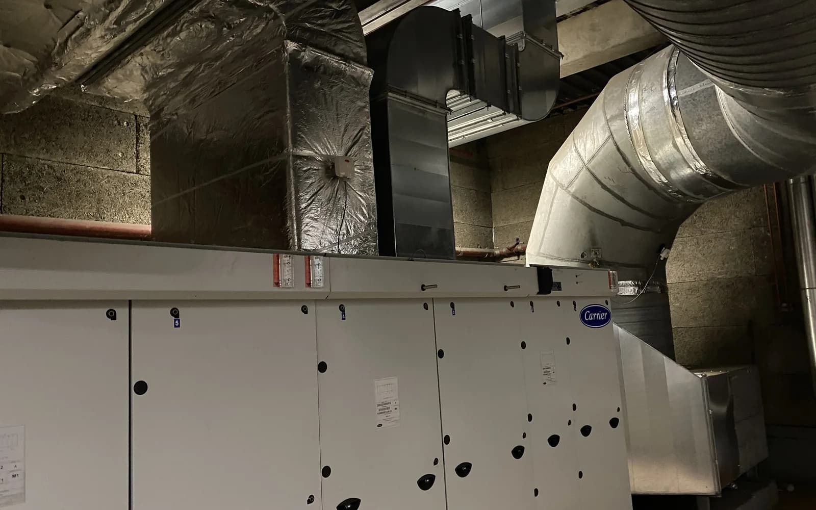 Centrale de traitement d’air Carrier dans son local technique aux Quatre Temps