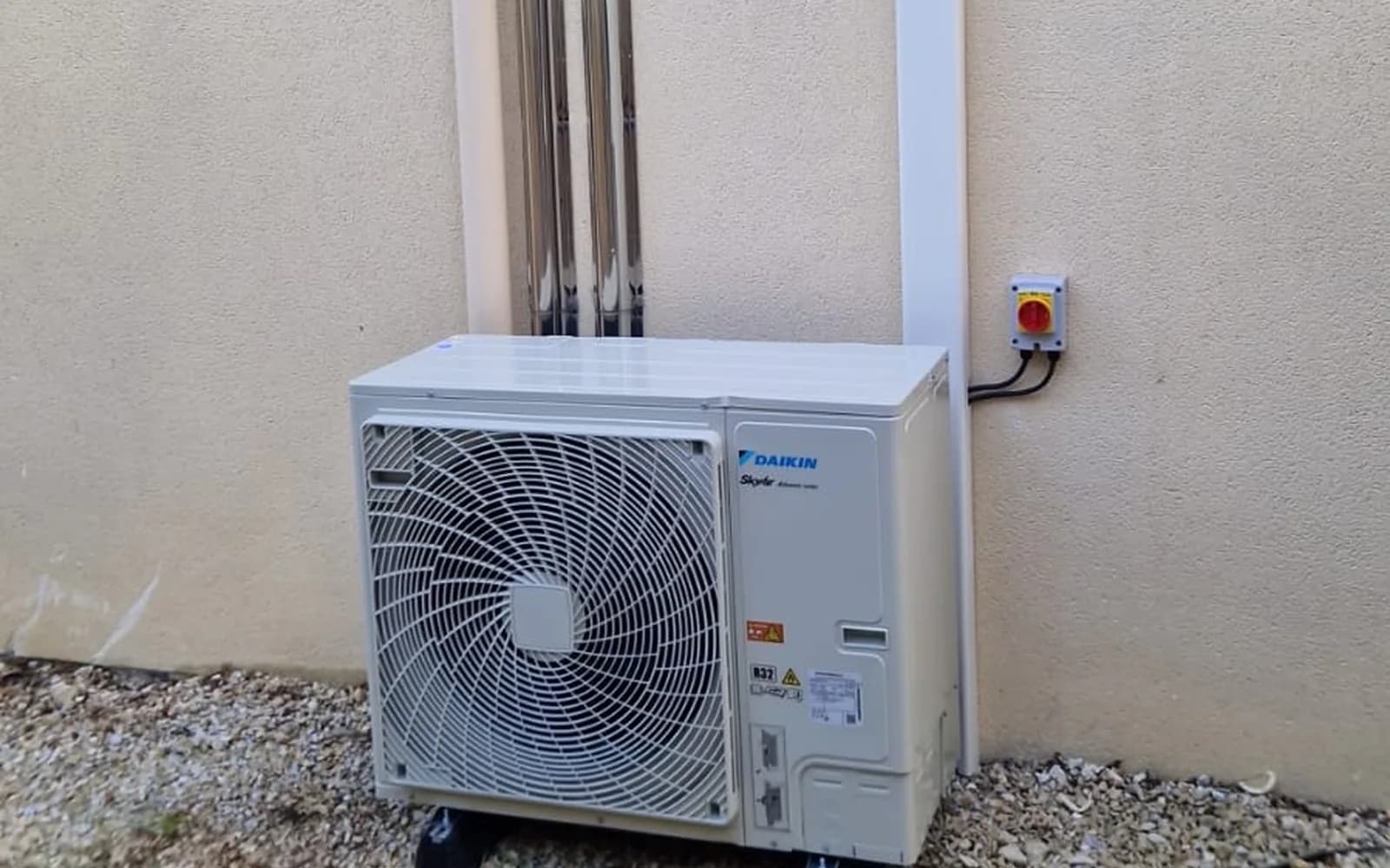 Unité extérieure Daikin installée par YPIOS à l’Institution Saint-Aspais